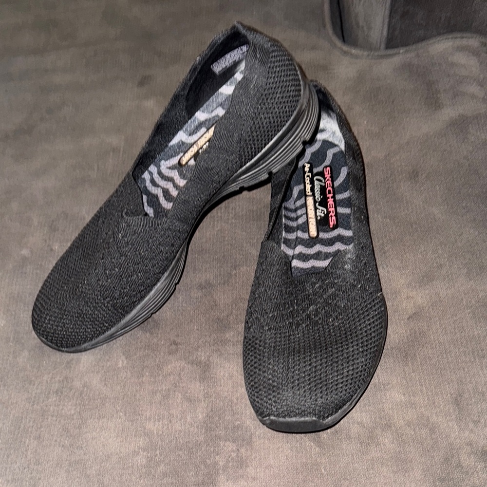 Skechers women’s classic fit memory foam Slip-Ons